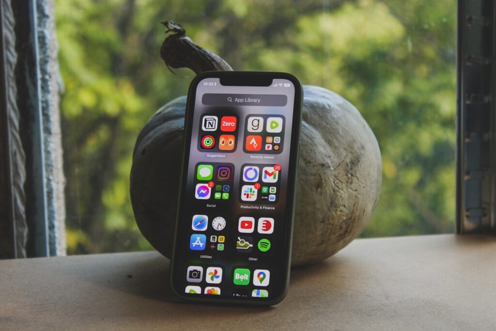iphone_and_android_user_differences_Codigee-1024x683.jpeg